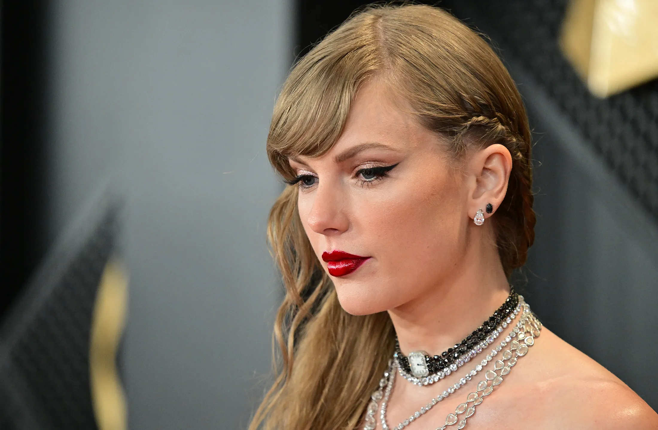 Taylor Swift Demands 21-Year-Old Stop Tracking Her Private Jet - Bloomberg