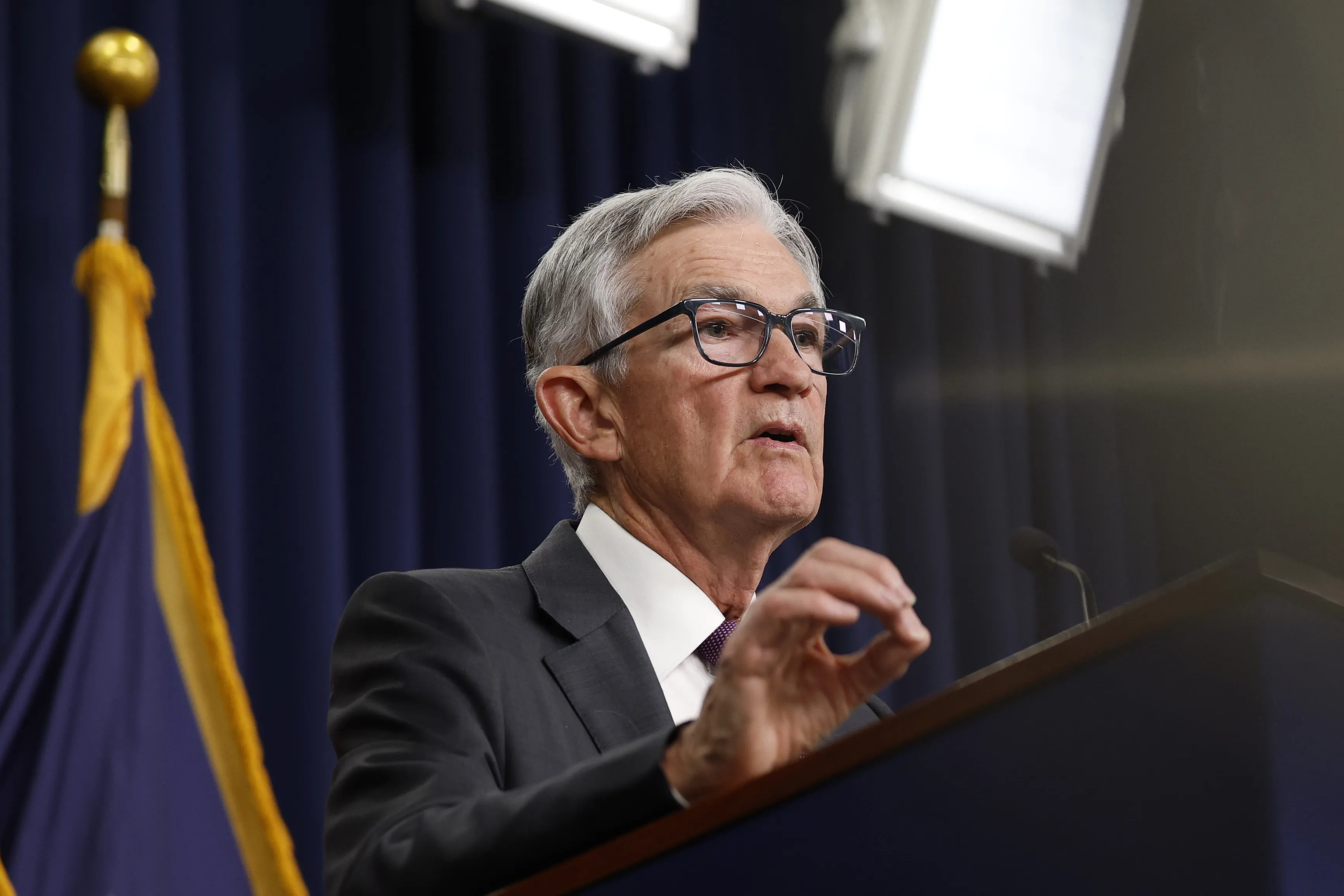 Powell Sees US Growth Slowing and Inflation Rising: Evening 