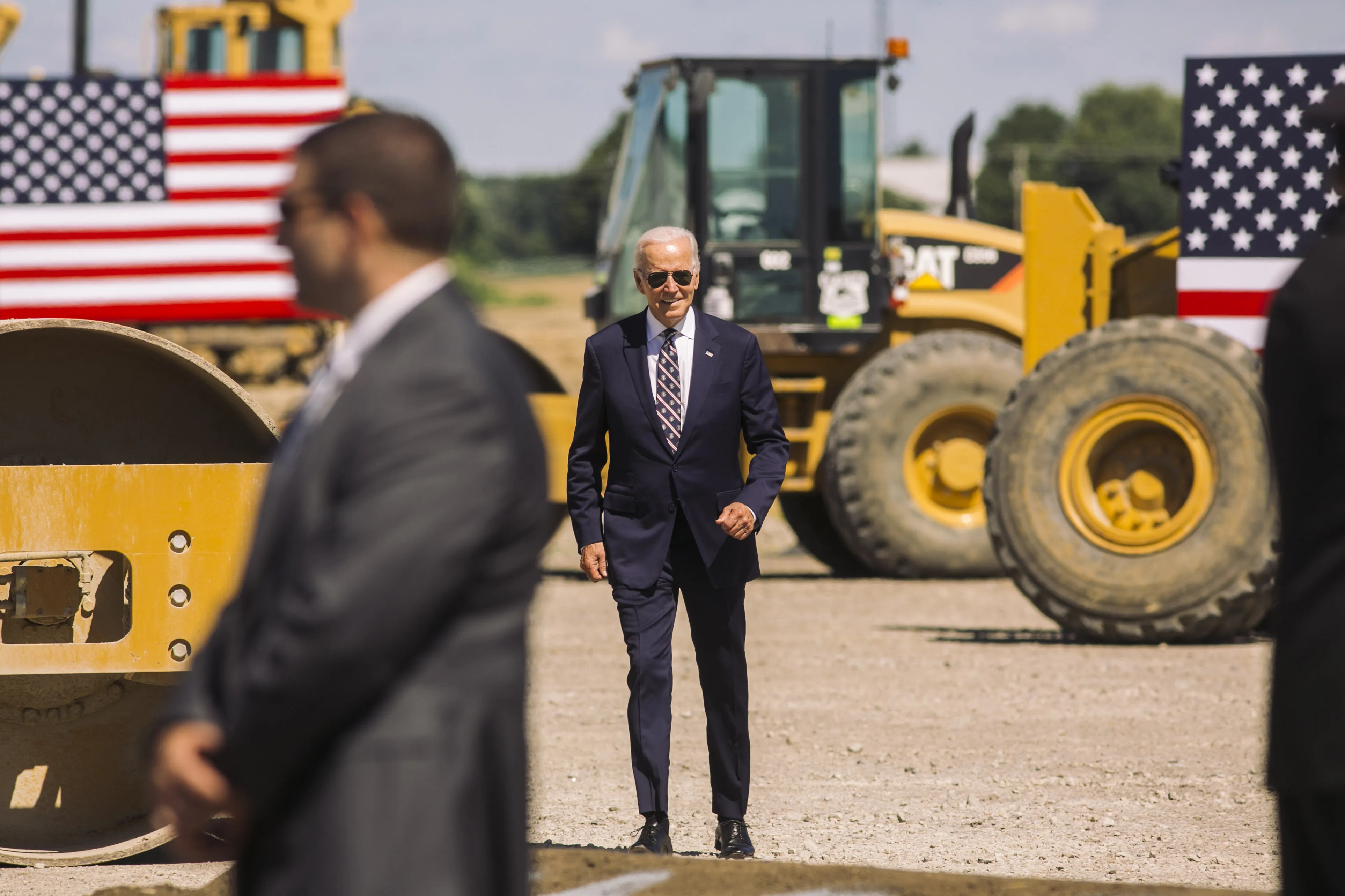 Biden visits the new Intel semiconductor plant.