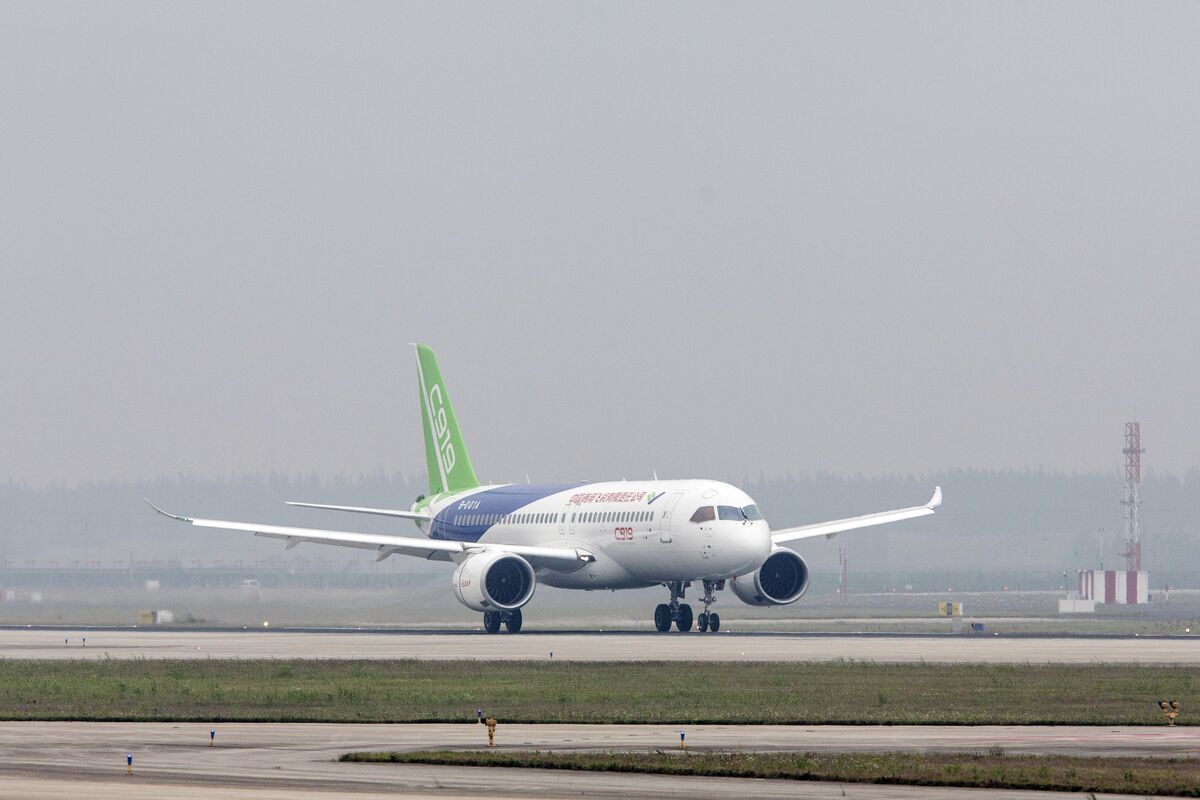 China's Challenger to Boeing, Airbus to Finally Begin Deliveries - Bloomberg