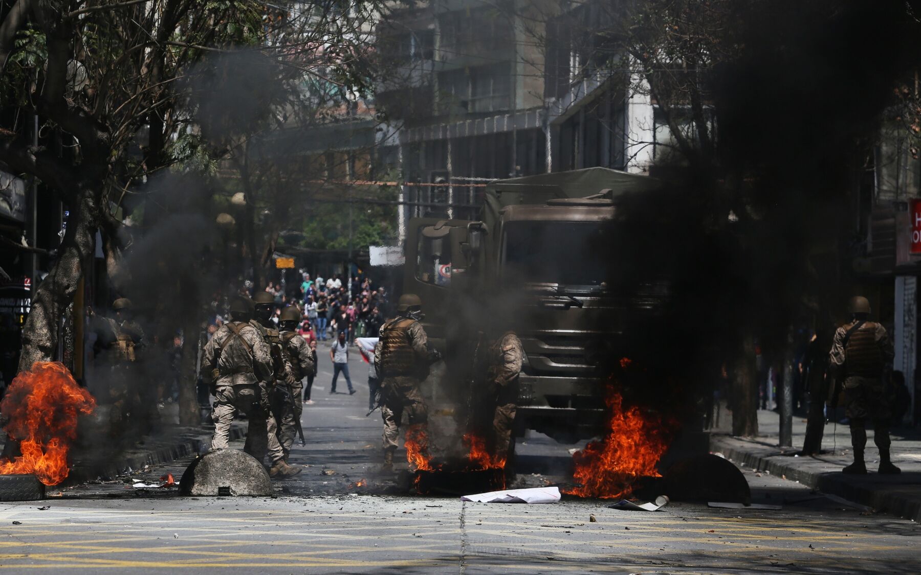 Continúan las protestas en Valparaíso luego de que el presidente Piñera declarara el estado de emergencia y suspendiera el alza de las tarifas del metro