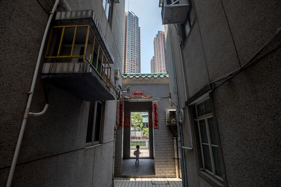 A Colonial Quirk Gives Some Hong Kong Men Houses on the Cheap