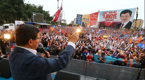 Ahmet Davutoglu addresses supporters