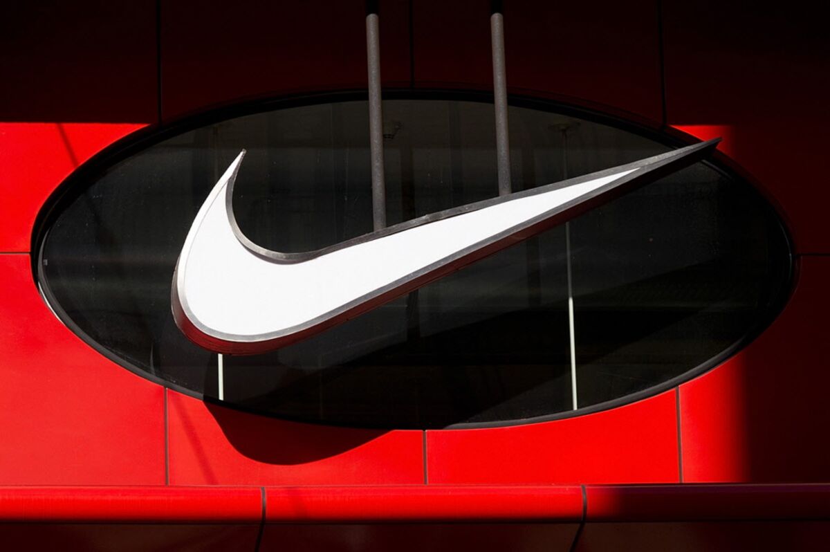 Nike Temporarily Halts Sales in Russia Via Its Website, App - Bloomberg