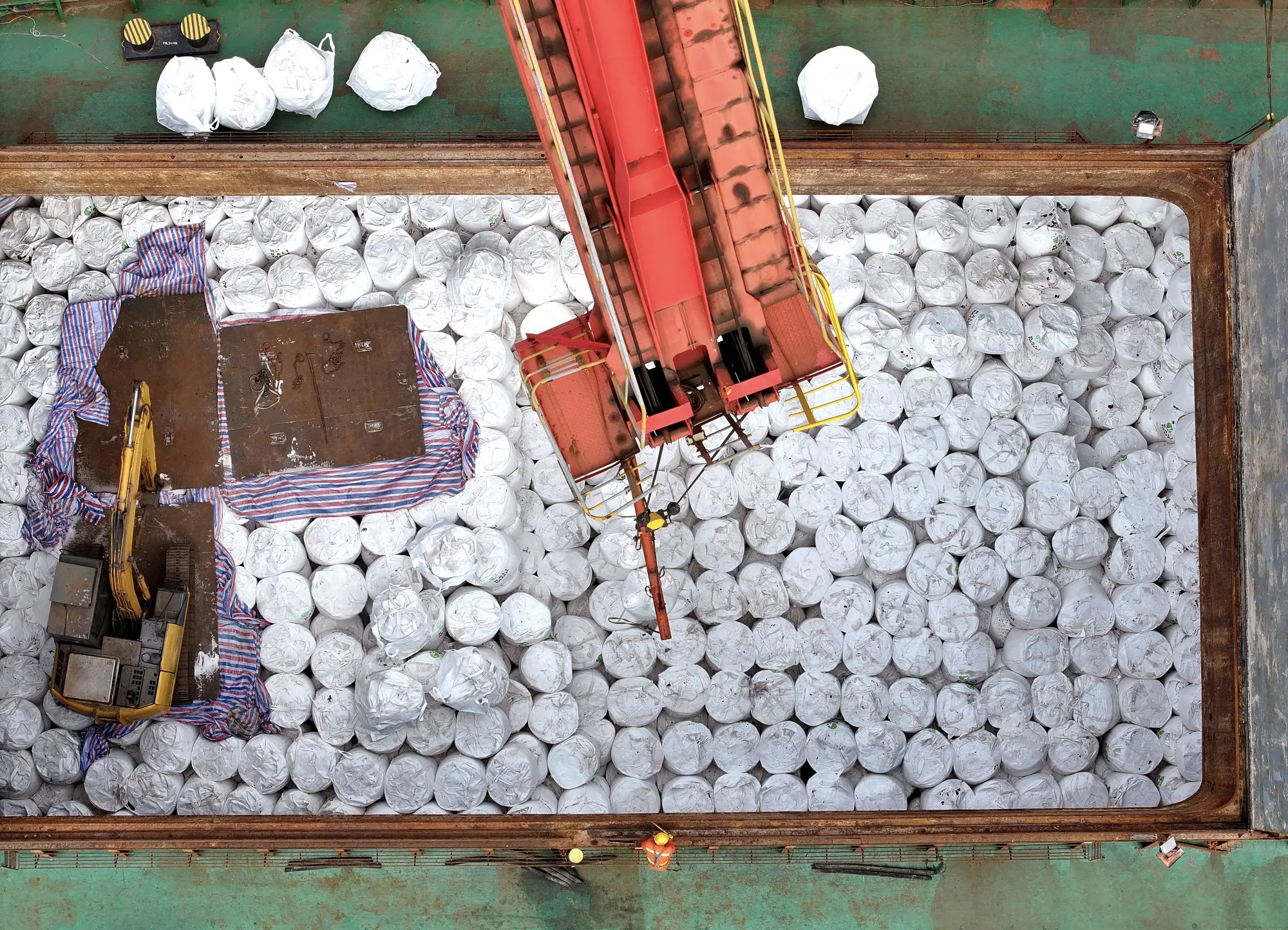 Imported fertilizers being unloaded at the Lianyungang port, in eastern China's Jiangsu province on April 8.