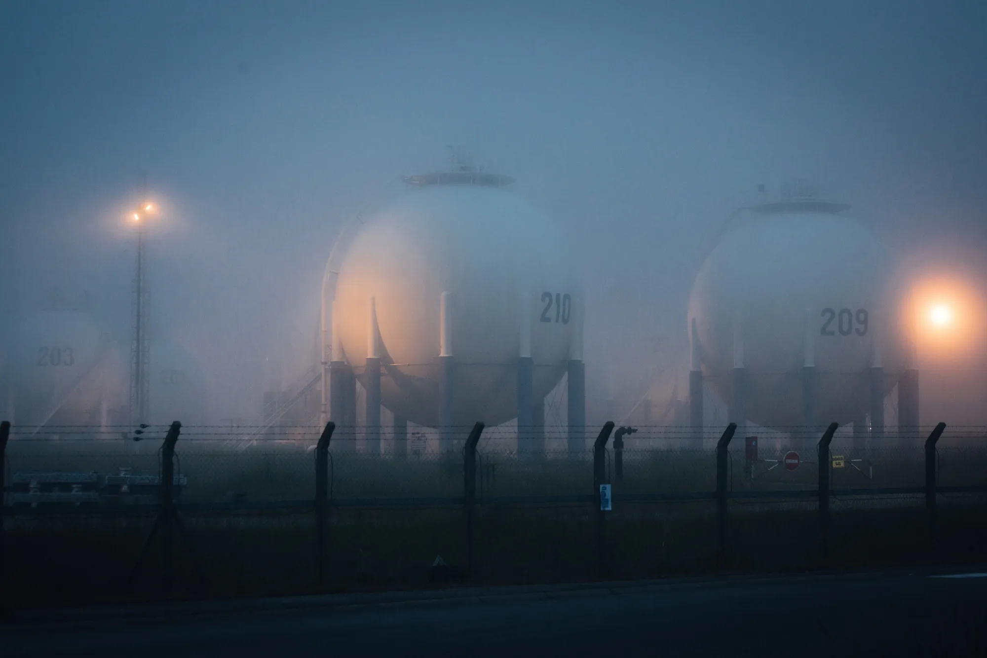 Dawn fog at an&nbsp;oil refinery in Grandpuits-Bailly-Carrois, France.&nbsp;