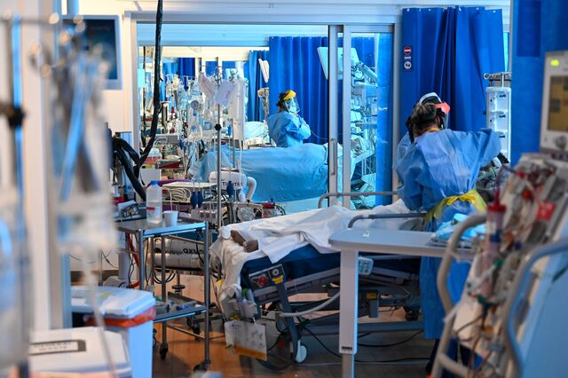 Beds, equipment and nursing staff inside the ICU are shown.