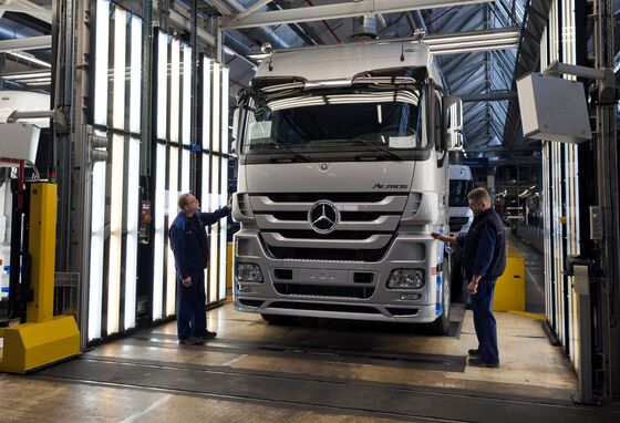 Daimler Braces for Questions on Job Cuts After Truck Spinoff
