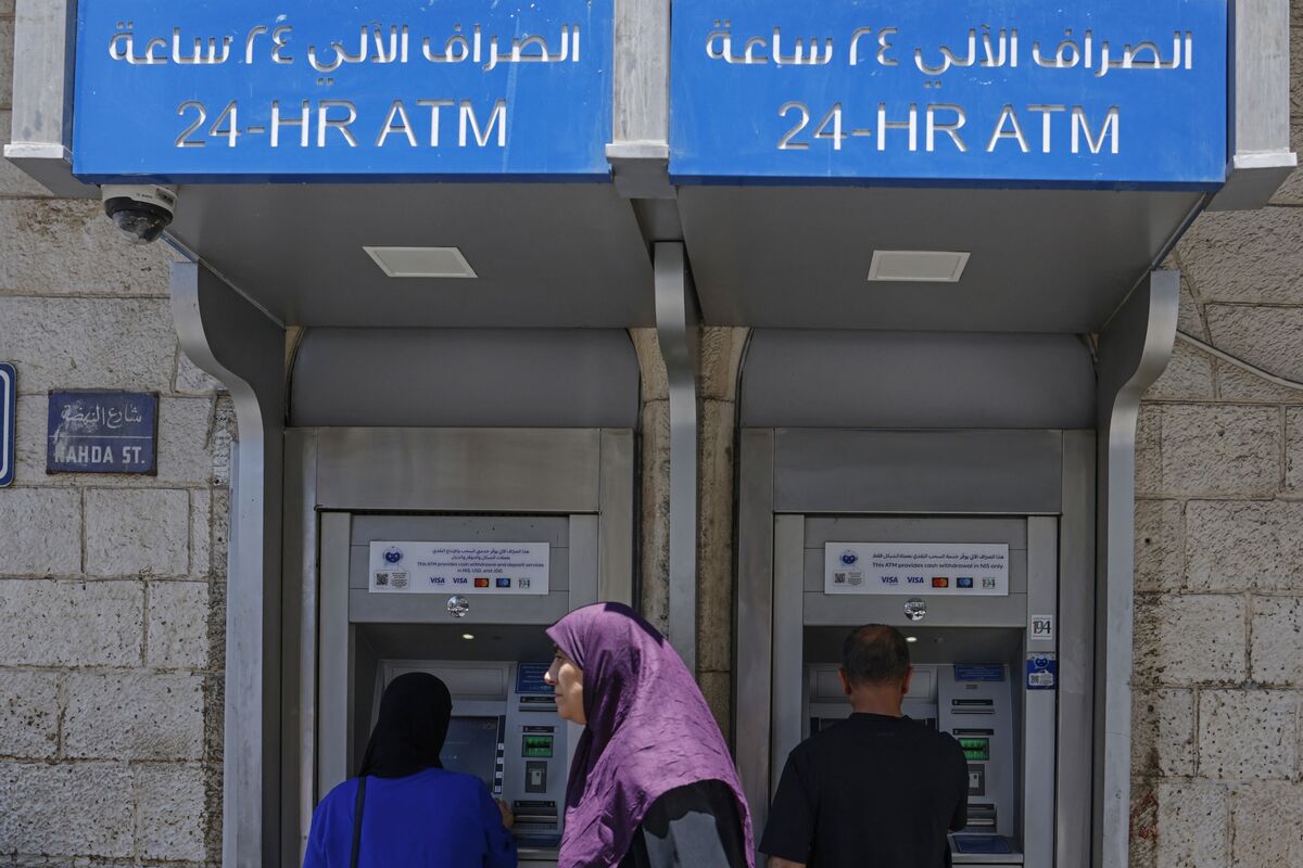 West Bank Gets Relief as Israeli Lenders Postpone Cutting Ties