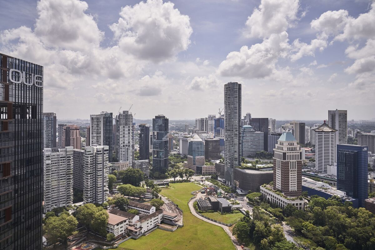 bloomberg.com - Chanyaporn Chanjaroen - Manulife Sells Life Insurance Policy for a Record $300 Million