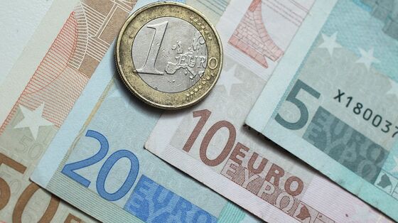 Euro Extends Drop After ECB Stokes Bets of More Policy Easing