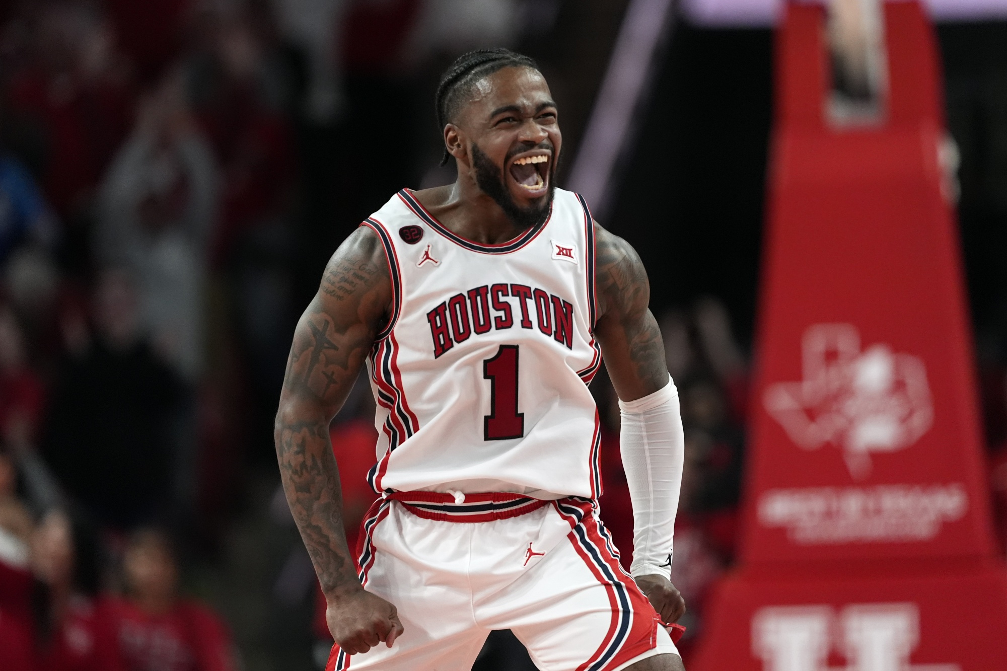 Shead scores 26 as No. 2 Houston beats No. 6 Iowa State 73-65 - Bloomberg