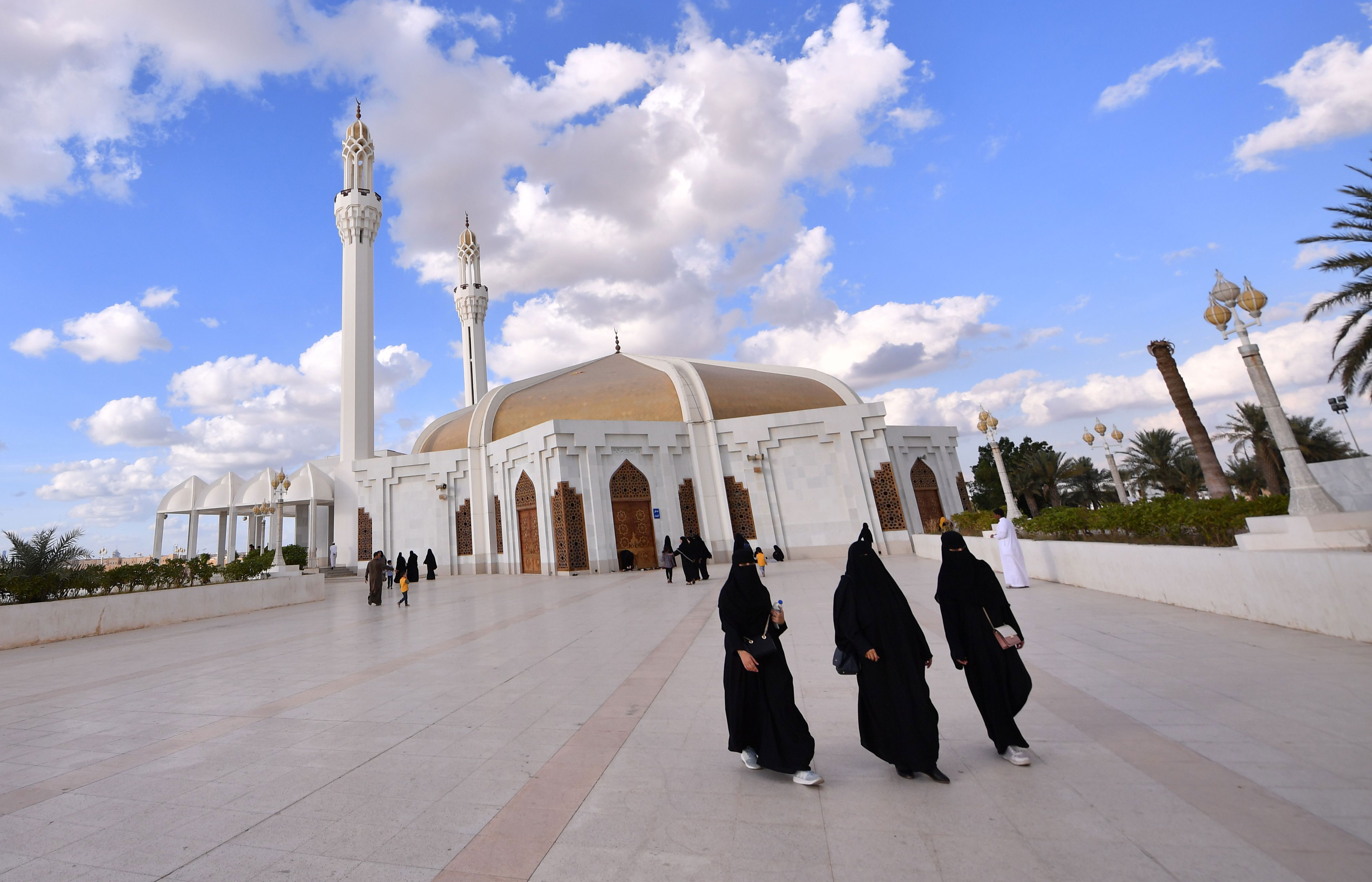Visitors&nbsp;on the esplanade outside the Hasan Anani mosque in Jeddah, Saudi Arabia.