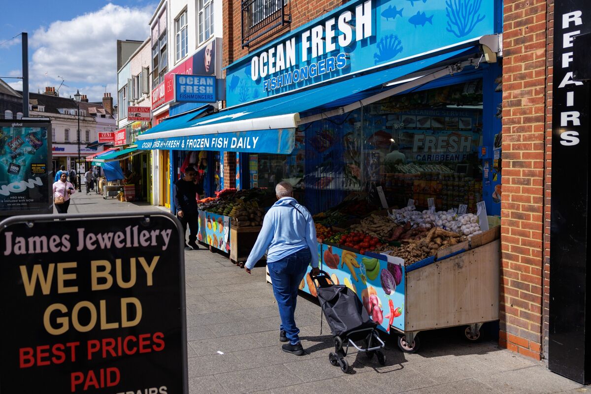 UK Retail Sales Fall, Consumer Confidence Worst Since Covid