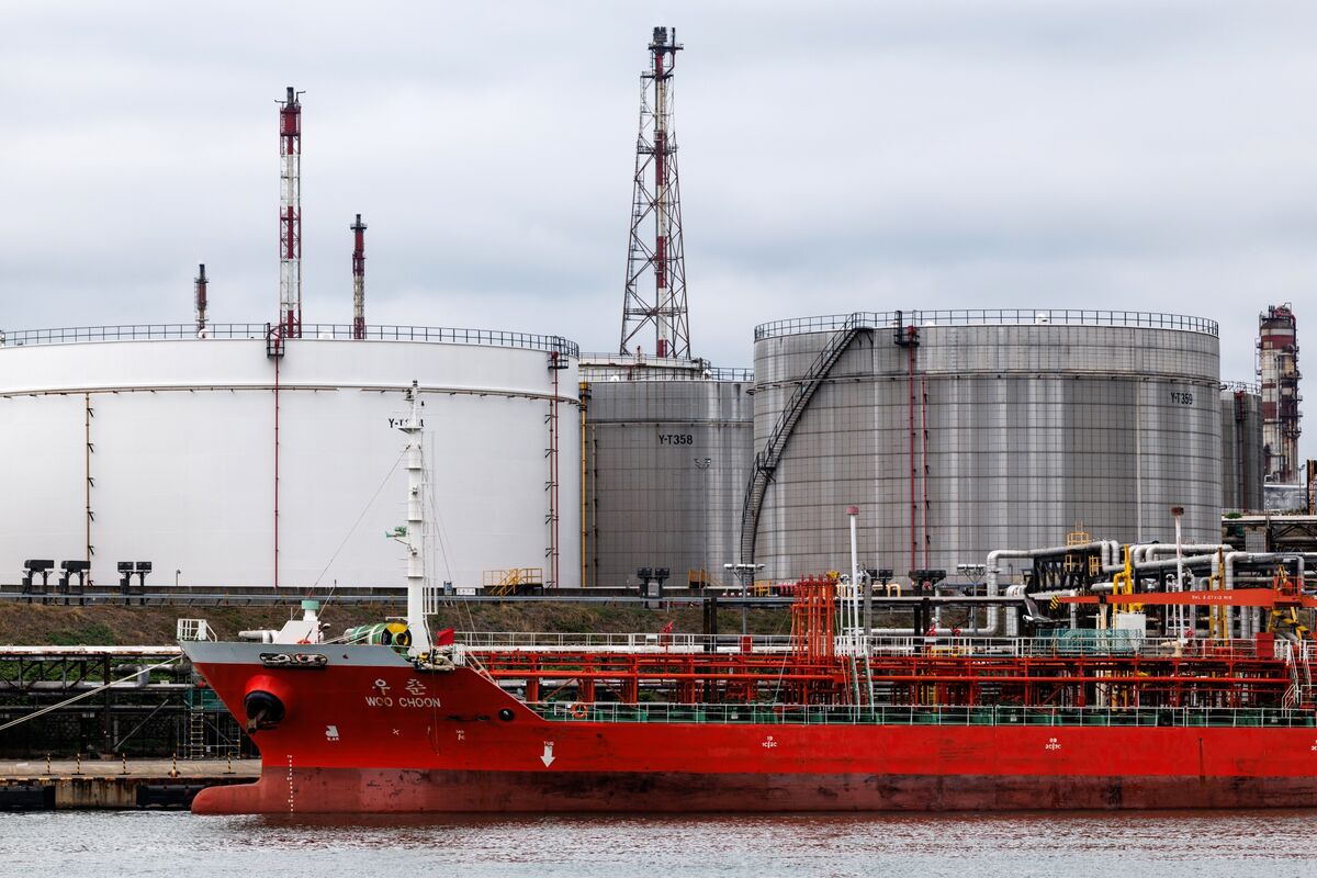 bloomberg.com - Anand Krishnamoorthy - Oil Extends Gains as Hormuz Deal Remains Elusive: Markets Wrap