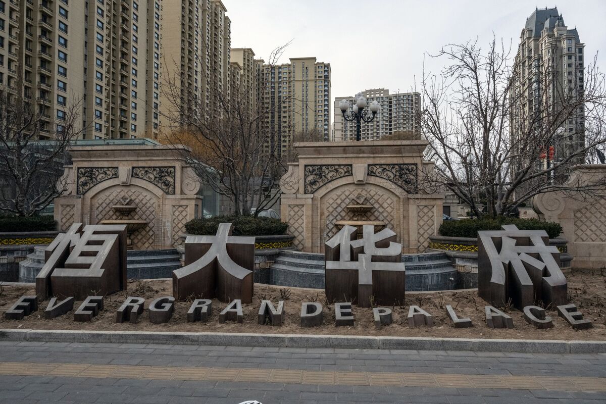 Evergrande Property Said to Expect Binding Offers by This Month