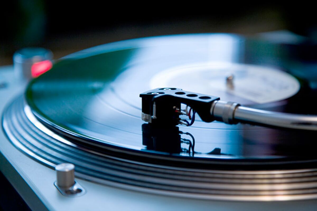 Vinyl Records' Renaissance Barely Moves the Sales Needle - Bloomberg