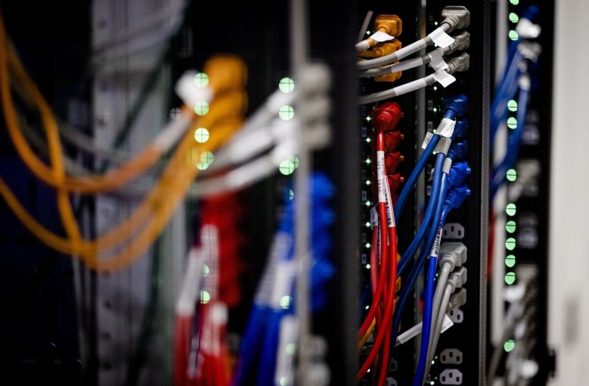 Charter Shares Tumble on Internet Subscriber Losses, Profit Miss