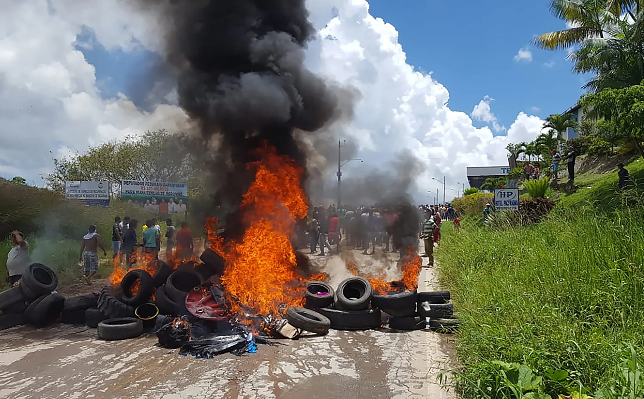 Residents of Pacaraima burn tires and belongings of Venezuelans immigrants.