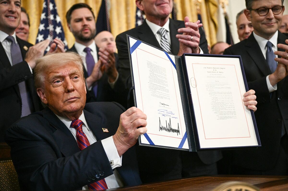 Trump Signs Stablecoin Bill, Delivering Win for Crypto Industry