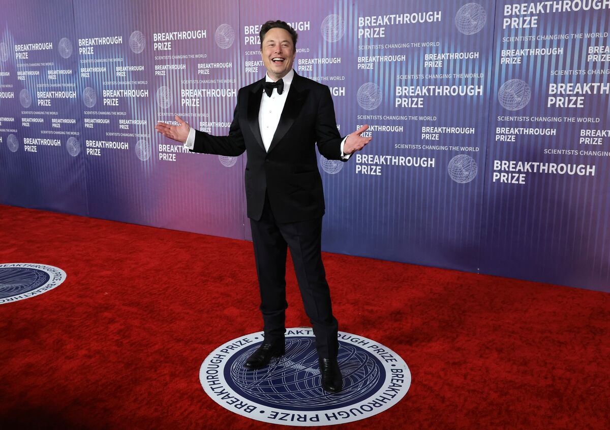 Elon Musk Hit the Red Carpet Before Tesla’s (TSLA) Biggest Layoff