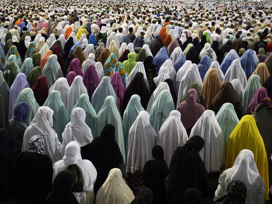 Saudi Cleric Calls Mosque Segregation `Phobia of Women'