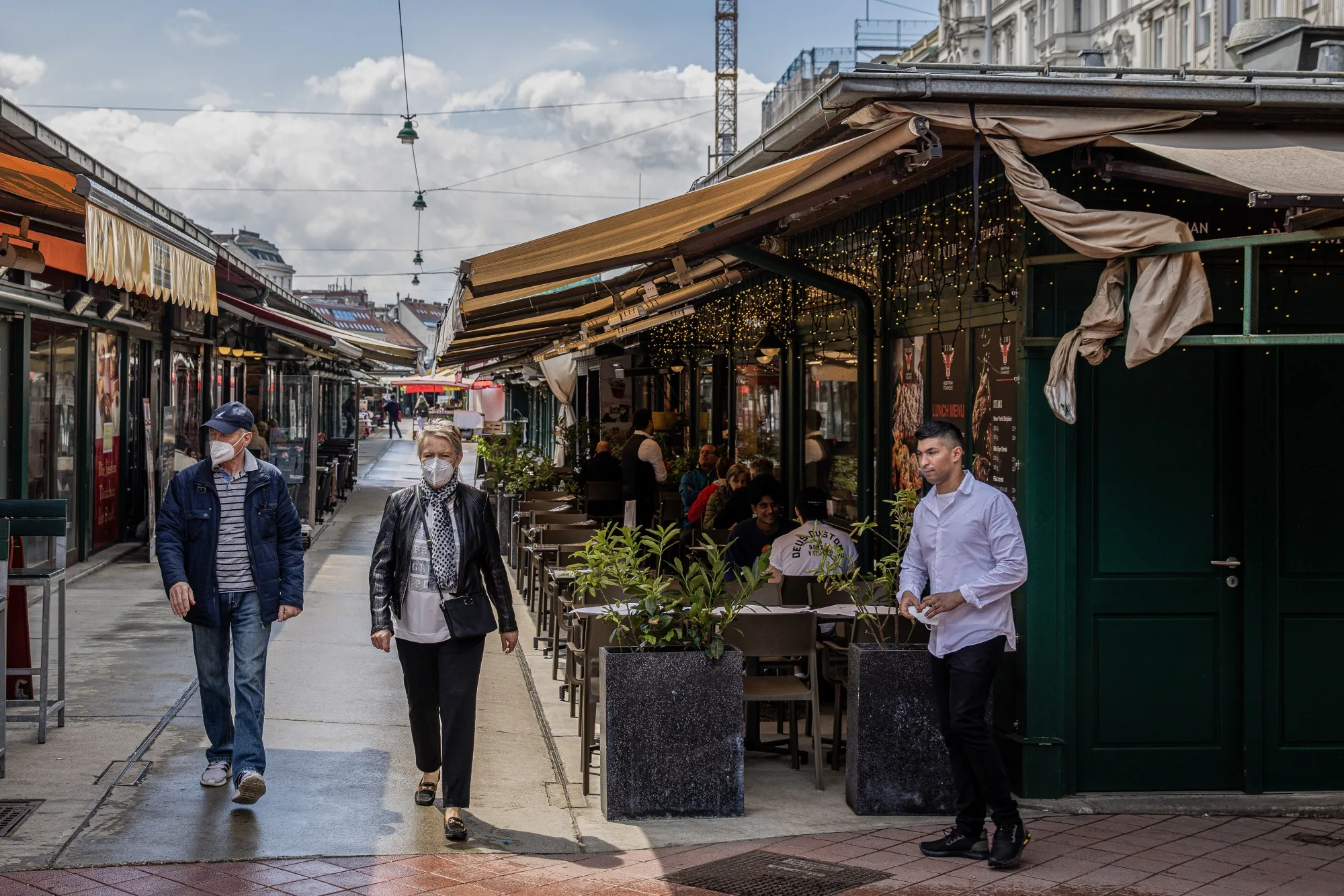 Austrian Shoppers Return to Streets as Europe Takes Steps to Reopen