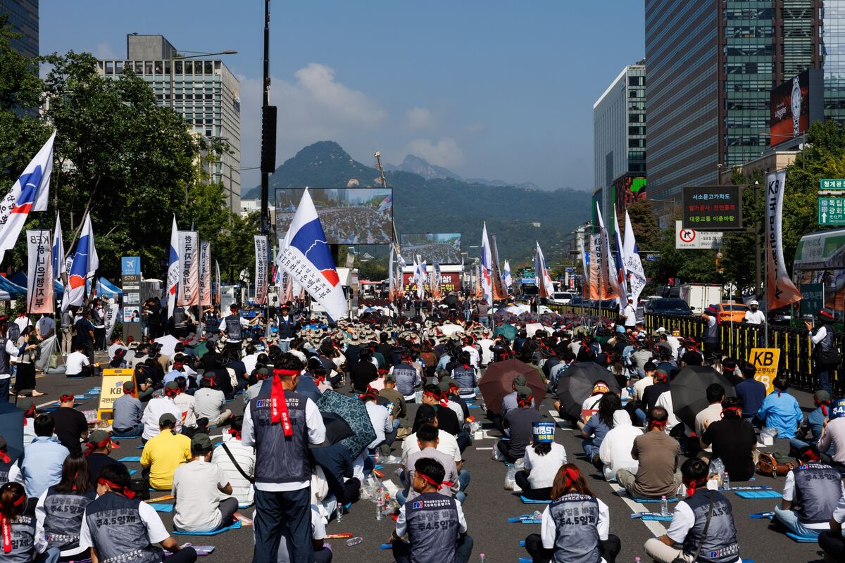 bloomberg.com - Haram Lim - Korea's Financial Labor Union to Strike Against Relocation Plans