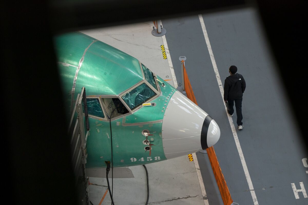 bloomberg.com - Danny Lee - US Regulator Tells Airlines to Check Boeing 737 Max Jets for Cracks