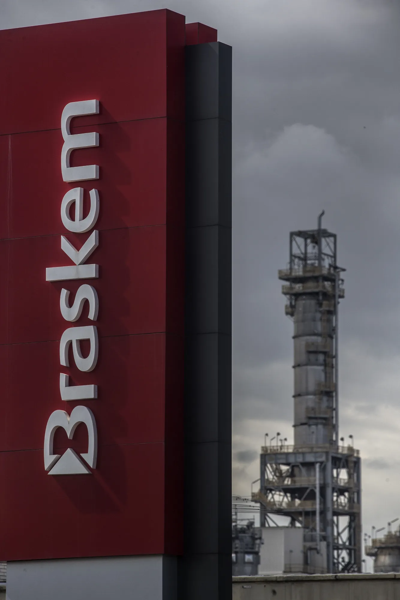 Placas de sinalização do lado de fora de&nbsp;planta petroquímica da Braskem em Duque de Caxias, Brasil