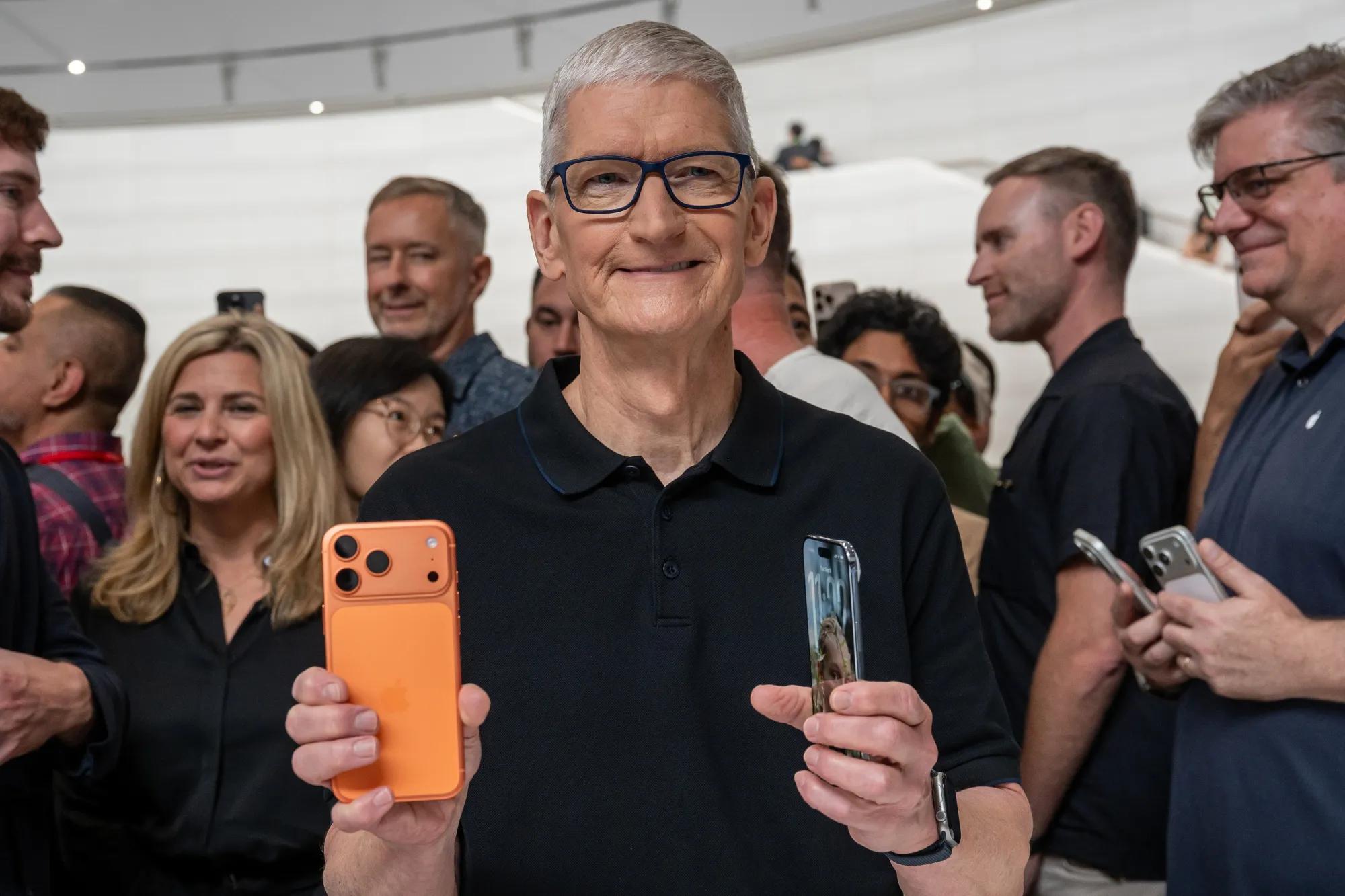 iPhone 17 Pro（左）とiPhone Airを手に持つティム・クック最高経営責任者（2025年9月9日）