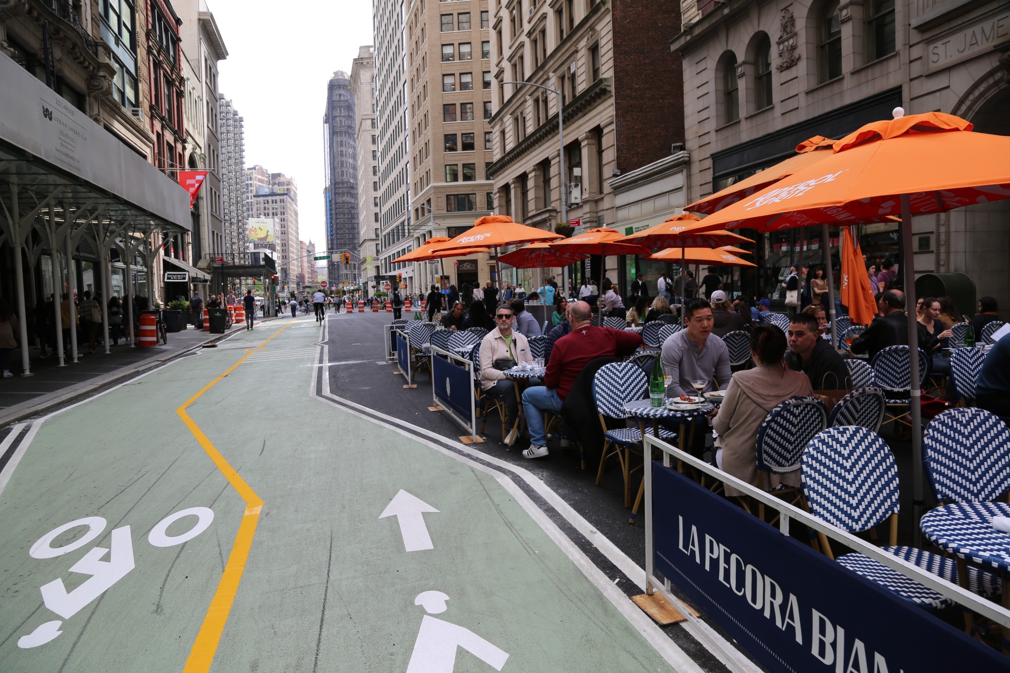 Man reveals why we should all be parking our cars on the white line - Heart