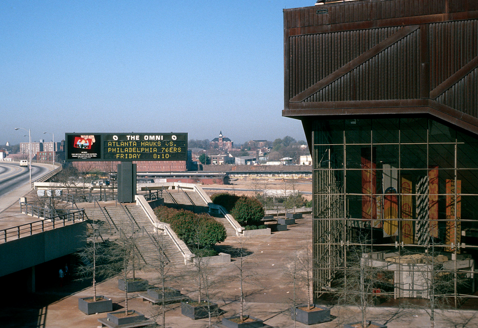 The Omni Colliseum in 1977. A sign alongside the road shows the venue's logo—an outline of its seating bowl.