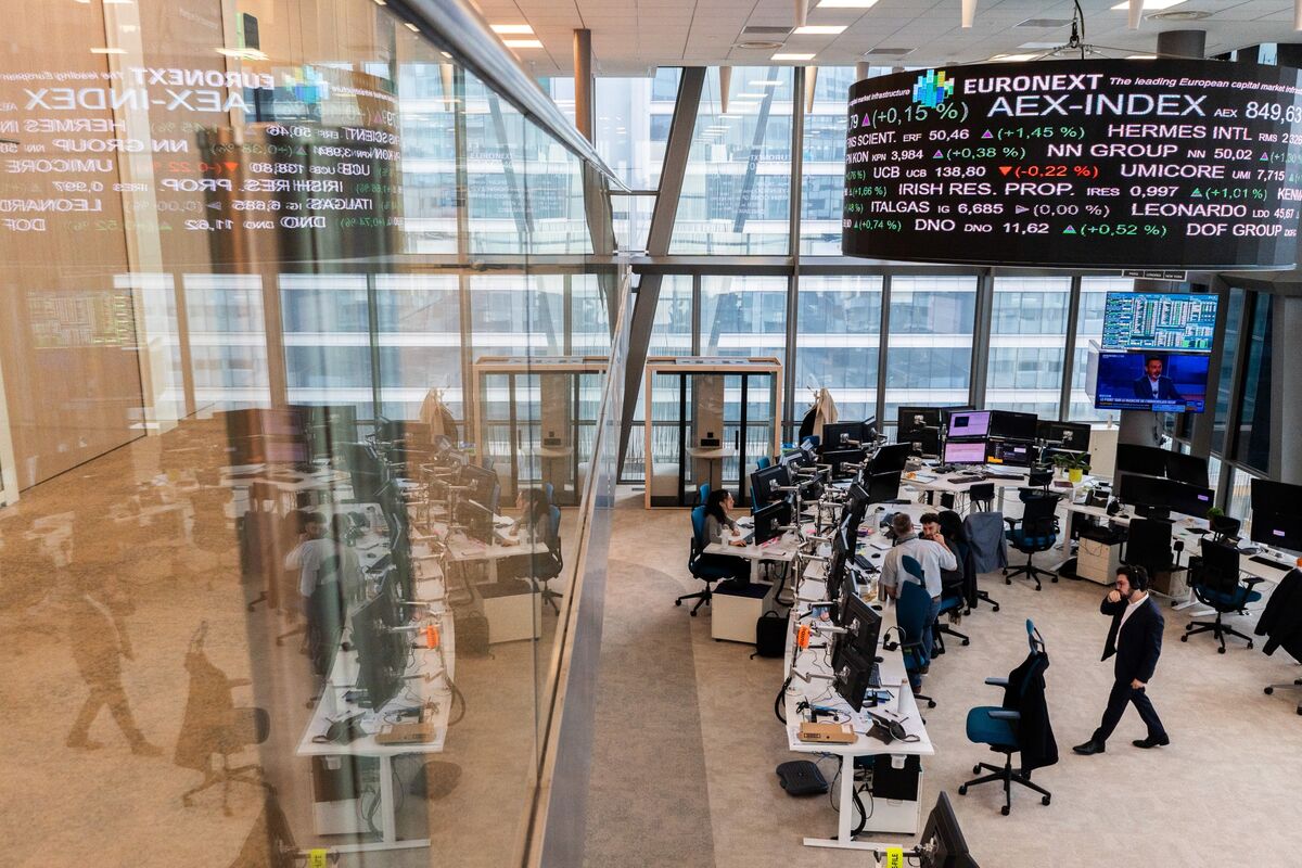Stock Investors Brace for More Pain as They Bid Market Higher