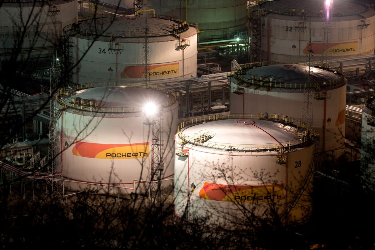 Russia’s Oil Business Takes a Hit From Fight Between Top Traders