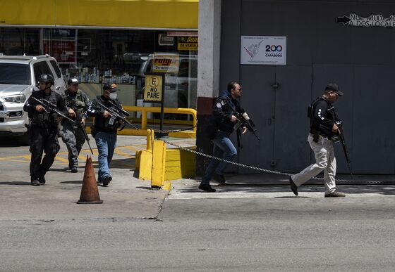 Sections of Caracas Paralyzed by Shootouts Between Gangs and Cops