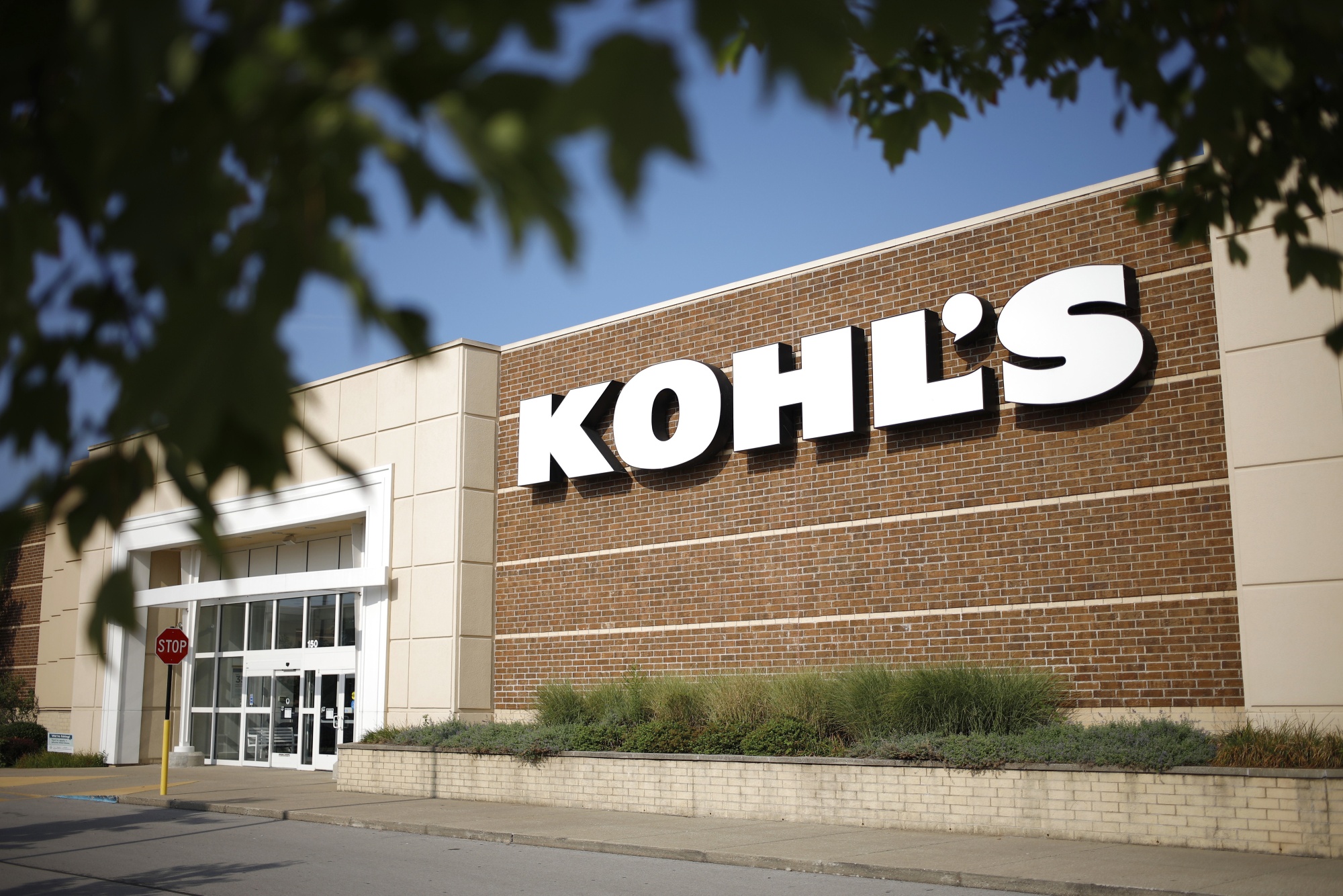 Kohl's (KSS) Beats Expectations as Apparel Deals Attract Shoppers -  Bloomberg