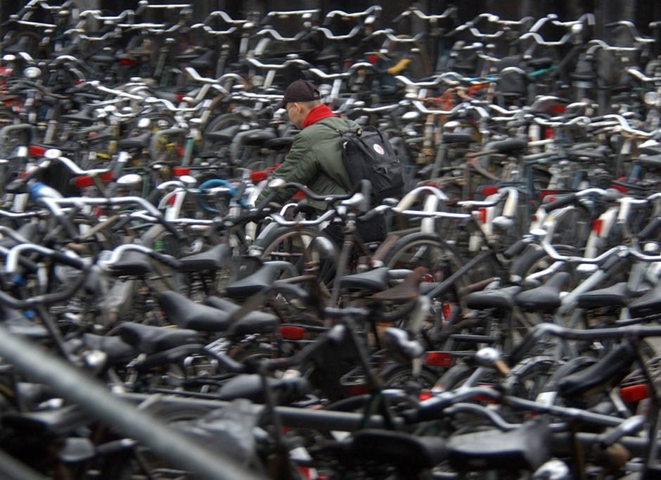 A sea of bikes that people would not want stolen. 