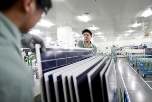 Solar Suppliers’ First-in-Decade Sales Drop to Feed Glut