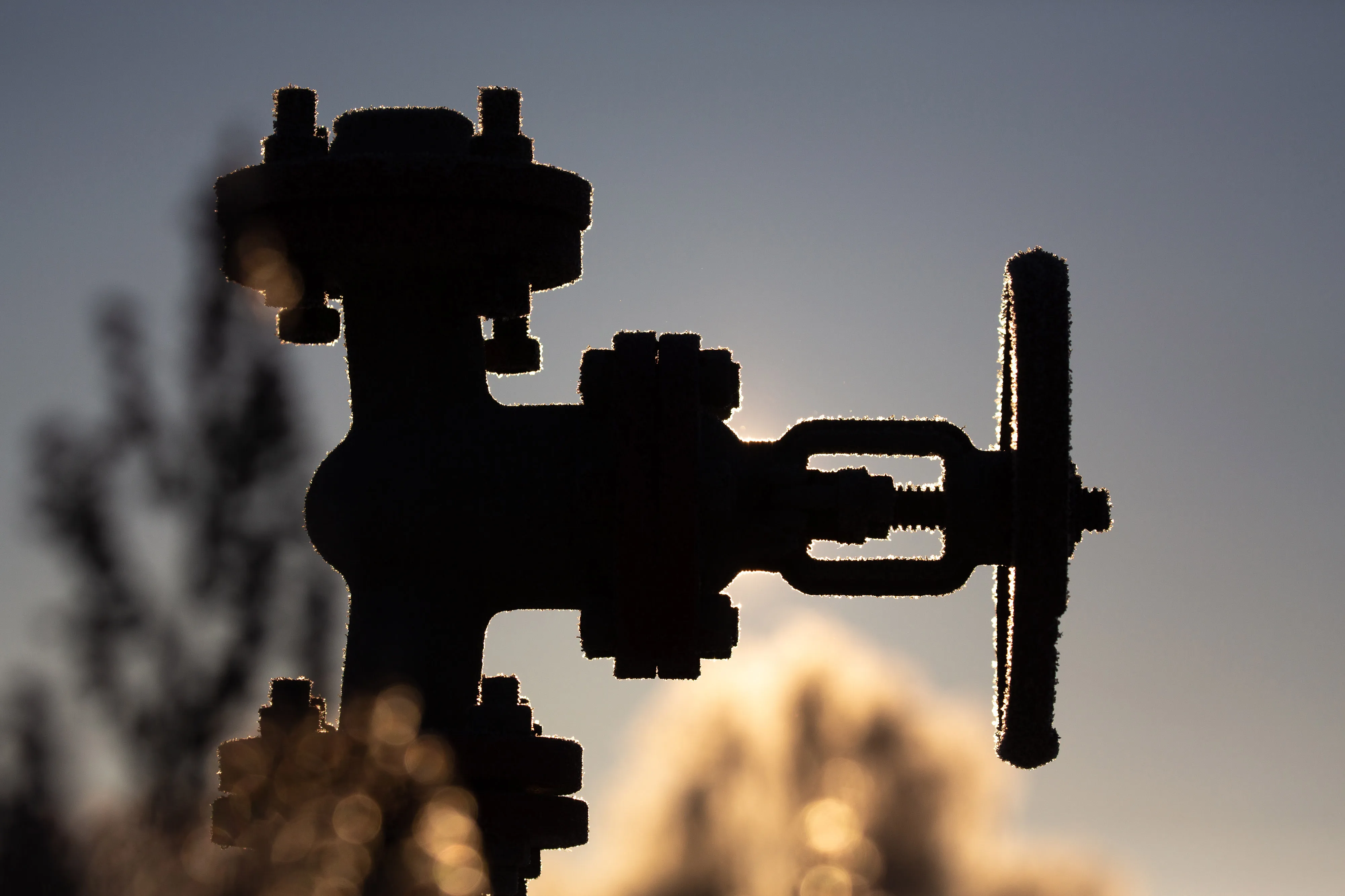 A valve control wheel connected to crude oil pipework in an oilfield near Dyurtyuli, in the Republic of Bashkortostan, Russia, on Thursday, Nov. 19, 2020.&nbsp;