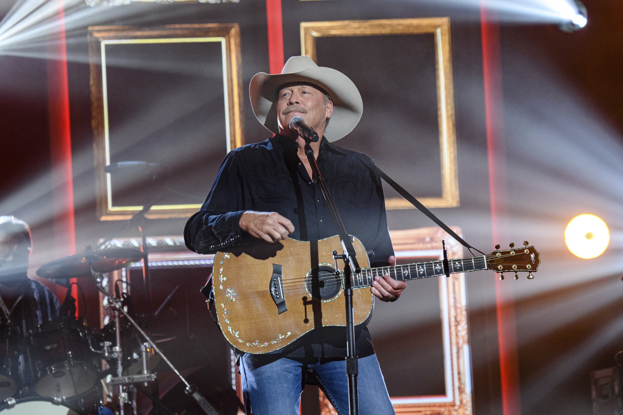 Alan Jackson to Get CMA Lifetime Achievement Award - Bloomberg