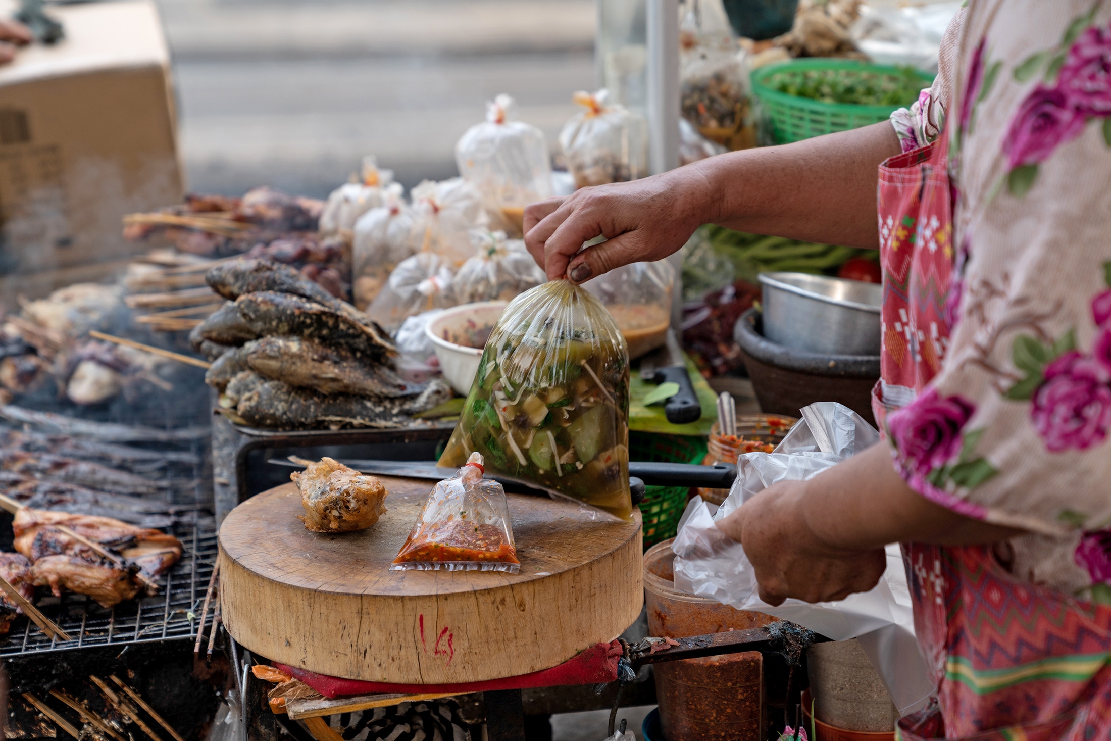Bangkok Street-Food Stalls Are Trying to Give Up Plastic Bags - Bloomberg