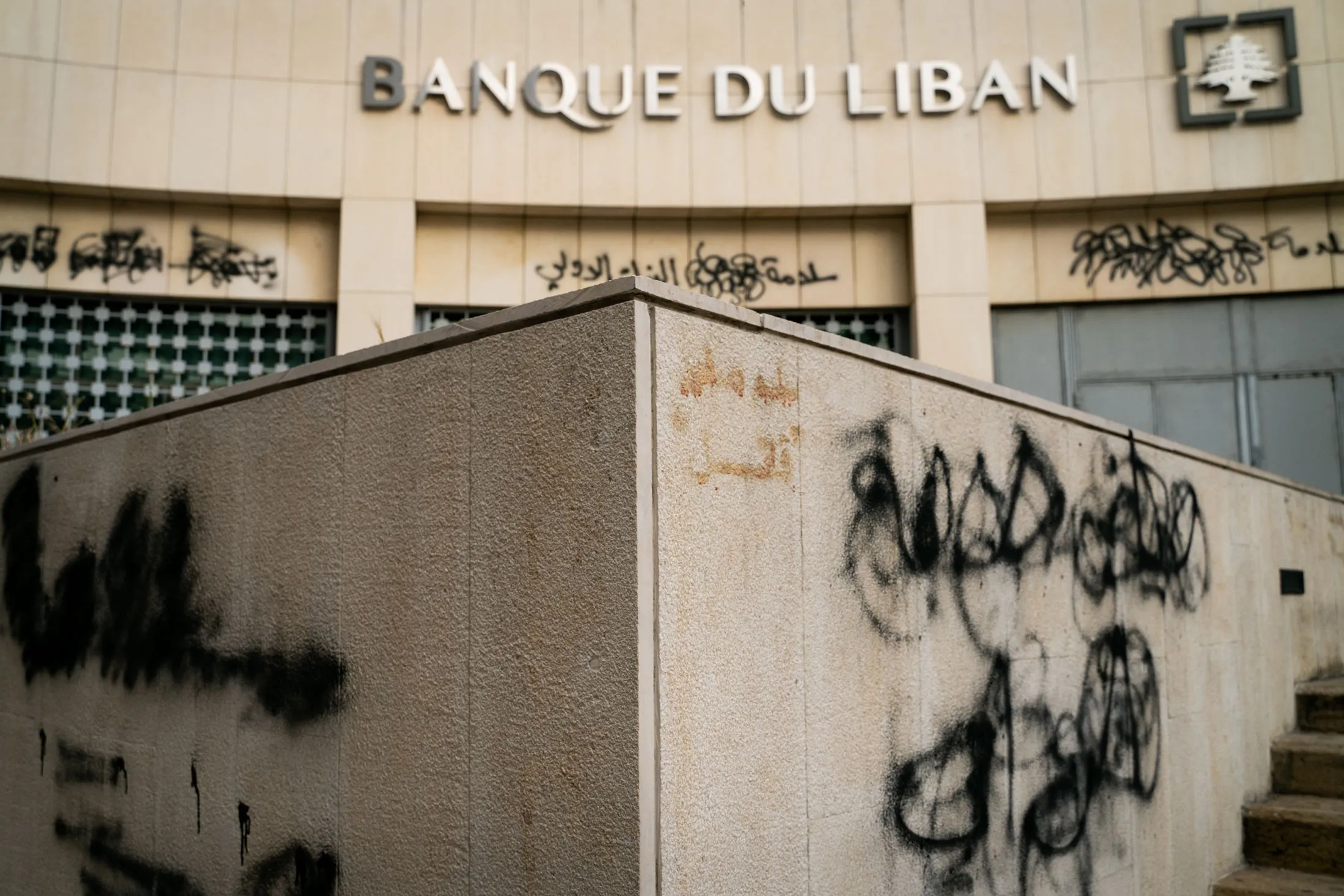 Lebanon Financial Crisis Leads People to Steal Their Own Money - Bloomberg