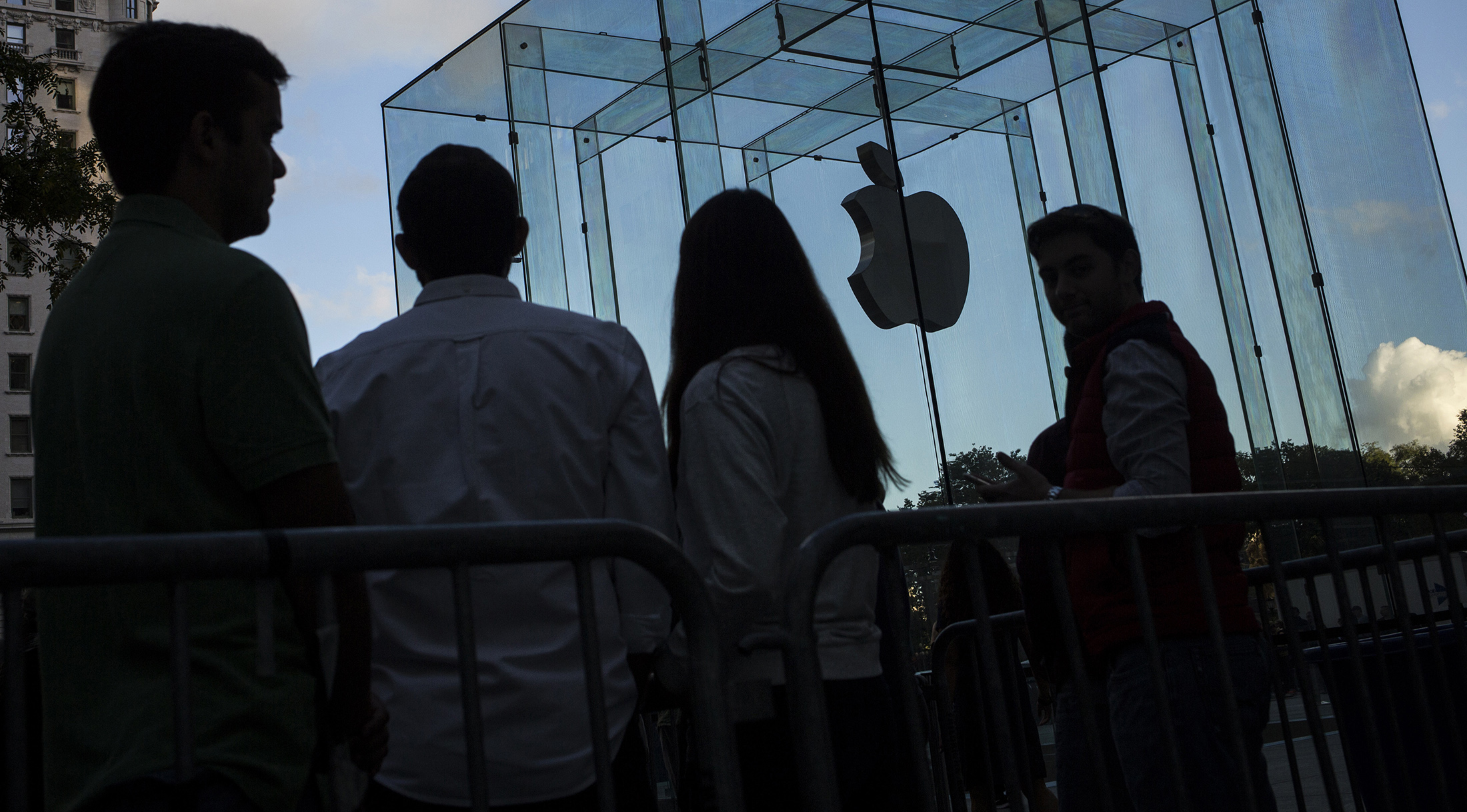 Customers wait in line for the iPhone 7 smartphone outside an Apple Inc. store in New York, U.S., on Friday, Sept. 16, 2016.
