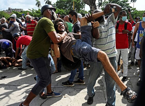 Trudeau Treads Lightly After Cuba Cracks Down on Street Protests