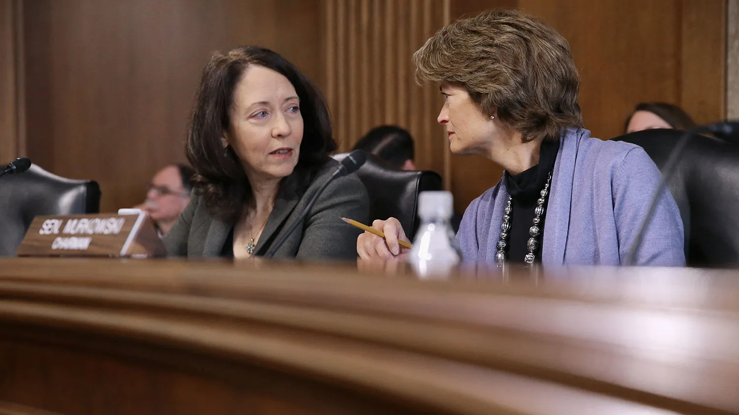 U.S. Senate Energy and Natural Resources Committee Chair Lisa Murkowski (right) and ranking member Senator Maria Cantwell confer during a hearing on Jan. 19, 2016, in Washington.
