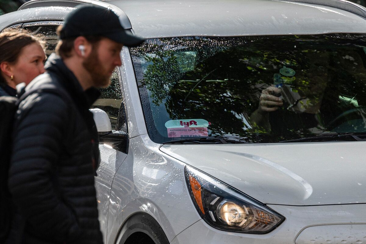 Lyft Will Discontinue Pooled Rides, Boost Airport Rides - Bloomberg