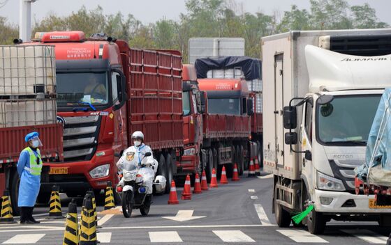 Idled Trucks Imperil Fuel Demand as China Widens Covid Battle
