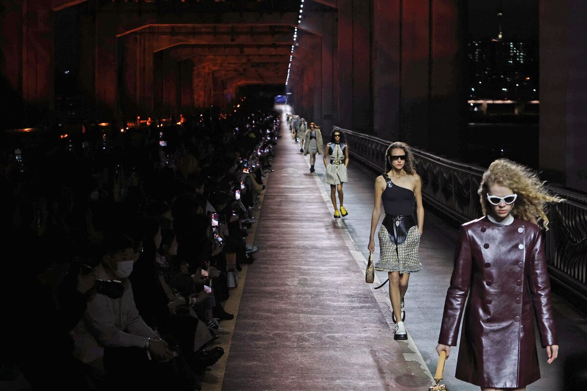Louis Vuitton dazzles luxuryseeking Seoul with first prefall show   Reuters
