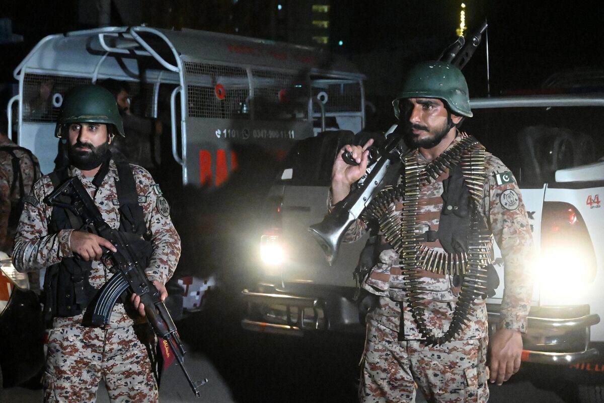 Attack on Pakistan paramilitary camp kills six